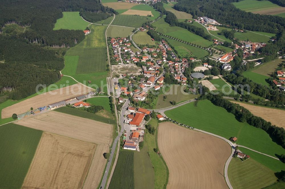 Traunreut from the bird's eye view: Village view on the edge of agricultural fields and land in the district Matzing in Traunreut in the state Bavaria, Germany