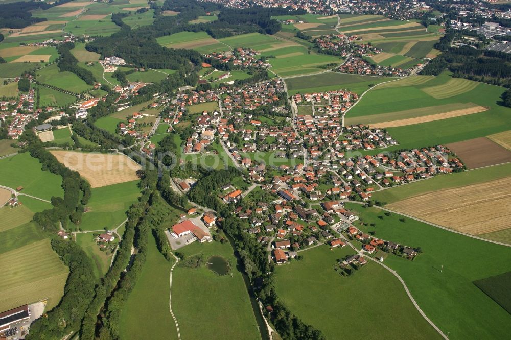 Aerial image Traunreut - Village view on the edge of agricultural fields and land in the district Traunwalchen in Traunreut in the state Bavaria, Germany