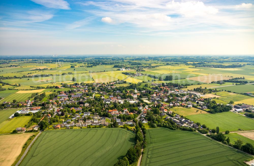 Ostönnen from above - Village view on the edge of agricultural fields and land in Ostönnen at Ruhrgebiet in the state North Rhine-Westphalia, Germany