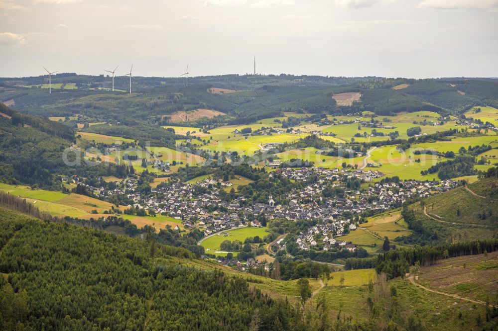 Saßmannshausen from the bird's eye view: Village view on the edge of agricultural fields and land in Saßmannshausen at Siegerland in the state North Rhine-Westphalia, Germany