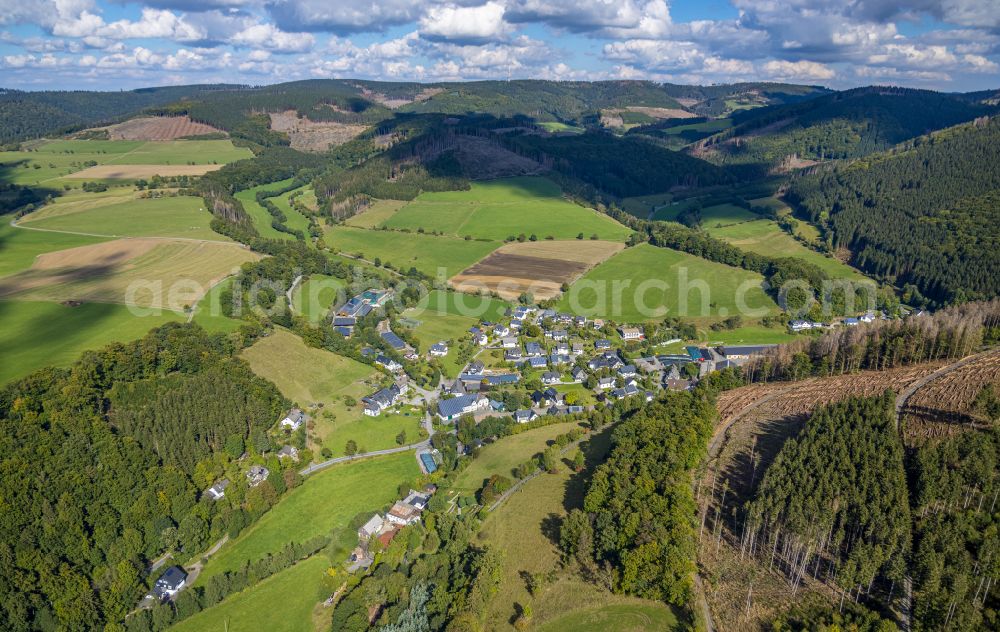 Aerial photograph Schmallenberg - Village view on the edge of agricultural fields and land in the district Niedersorpe in Schmallenberg at Sauerland in the state North Rhine-Westphalia, Germany