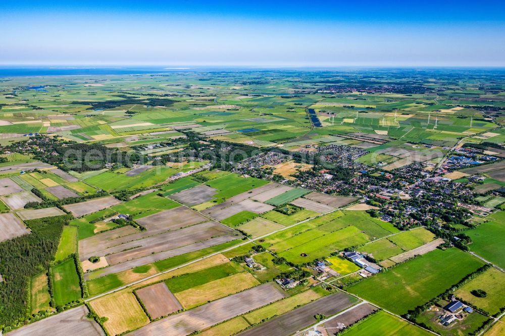 Aerial photograph Süderlügum - Village view on the edge of agricultural fields and land in Suederluegum in the state Schleswig-Holstein, Germany