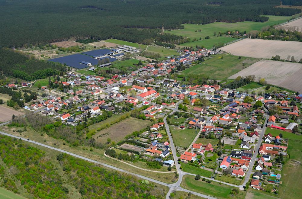 Aerial photograph Solpke - Village view on the edge of agricultural fields and land in Solpke in the state Saxony-Anhalt, Germany