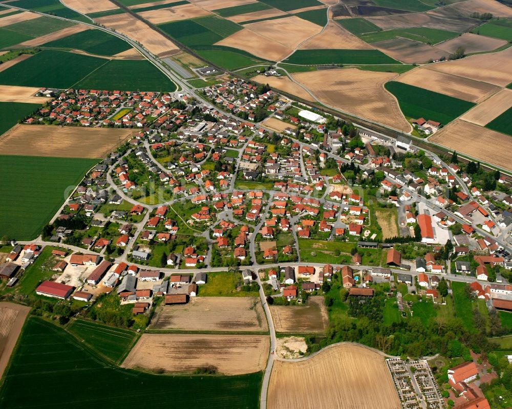 Aerial photograph Straßkirchen - Village view on the edge of agricultural fields and land in Straßkirchen in the state Bavaria, Germany