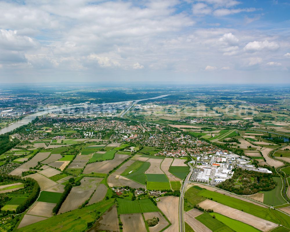 Aerial photograph Sundheim - Village view on the edge of agricultural fields and land in Sundheim in the state Baden-Wuerttemberg, Germany