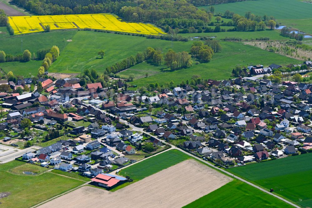 Aerial photograph Tappenbeck - Village view on the edge of agricultural fields and land in Tappenbeck in the state Lower Saxony, Germany