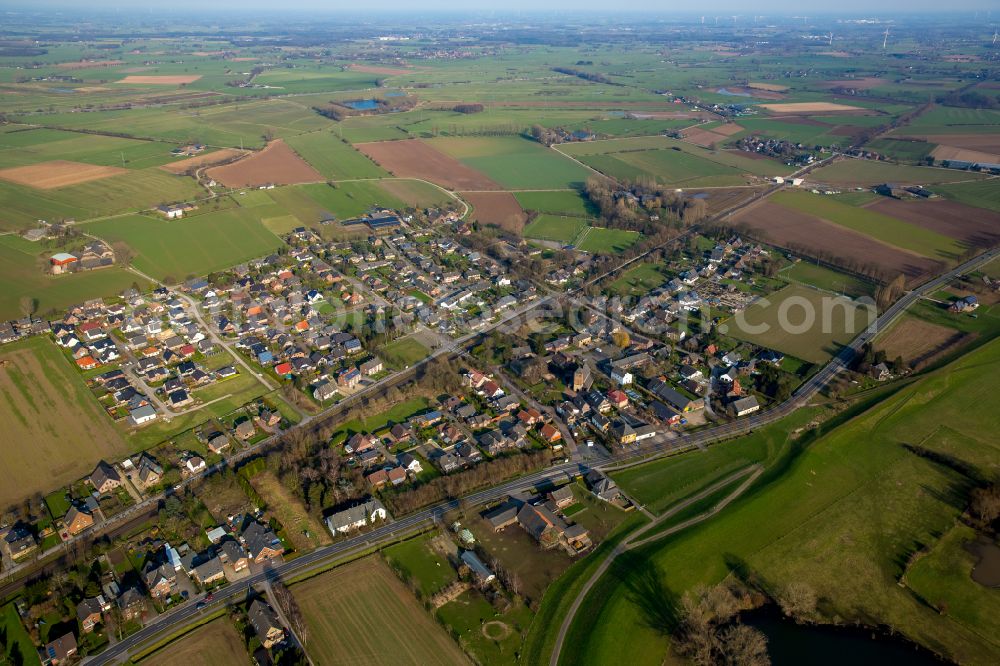 Vrasselt from the bird's eye view: Village view on the edge of agricultural fields and land in Vrasselt in the state North Rhine-Westphalia, Germany