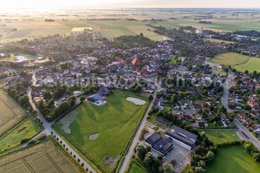 Wesselburen from the bird's eye view: Village view on the edge of agricultural fields and land in Wesselburen in the state Schleswig-Holstein, Germany