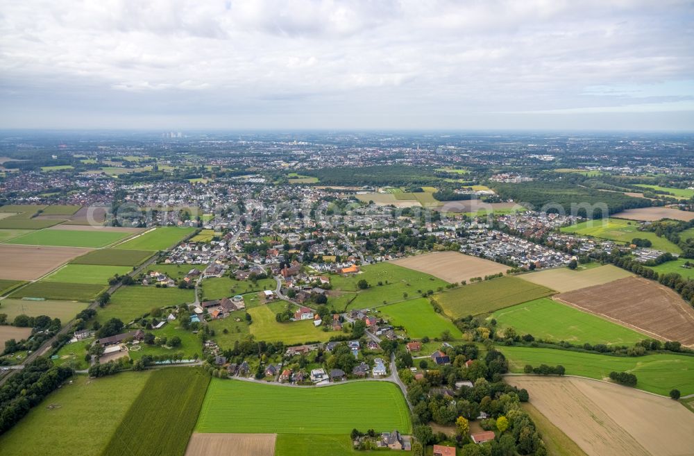 Aerial image Westtünnen - Village view on the edge of agricultural fields and land in Westtünnen in the state North Rhine-Westphalia, Germany