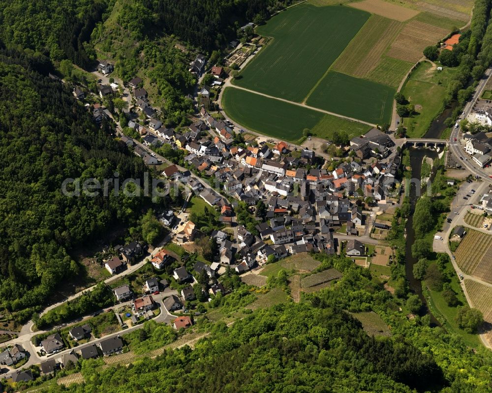 Aerial image Rech - View of the locality of Rech in the state of Rhineland-Palatinate. The official tourist resort is surrounded by fields and located on a hill on the southern riverbank of a bend of the river Ahr