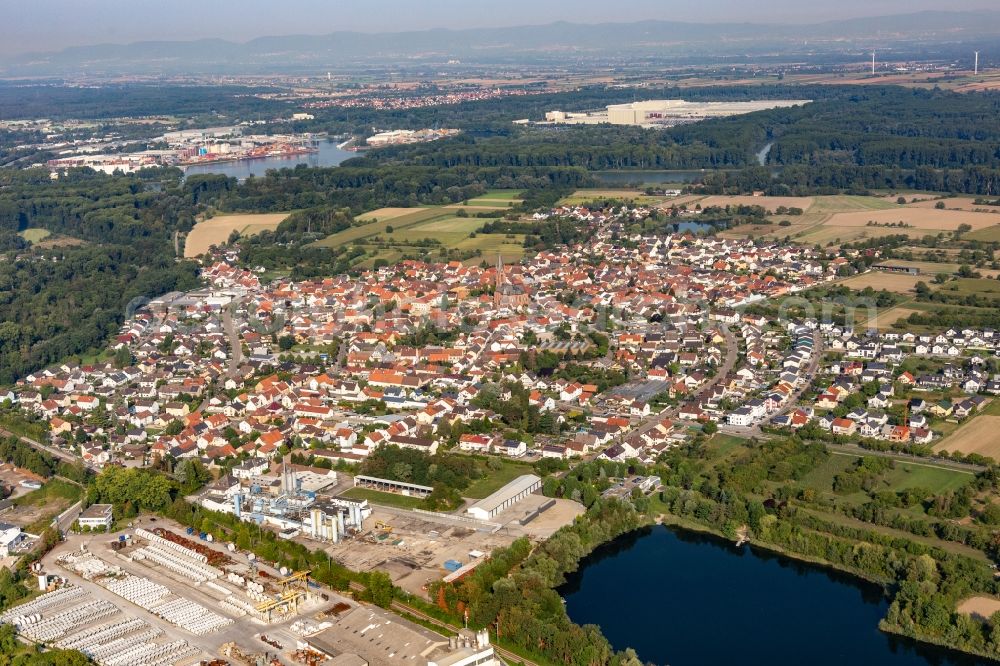 Rheinsheim from the bird's eye view: Town View of the streets and houses of the residential areas in Rheinsheim in the state Baden-Wurttemberg, Germany