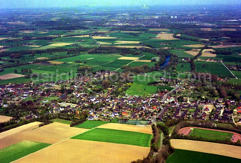 Rheurdt from above - Town View of the streets and houses of the residential areas in Rheurdt in the state North Rhine-Westphalia