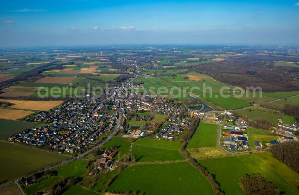 Rheurdt from above - Town View of the streets and houses of the residential areas in Rheurdt in the state North Rhine-Westphalia