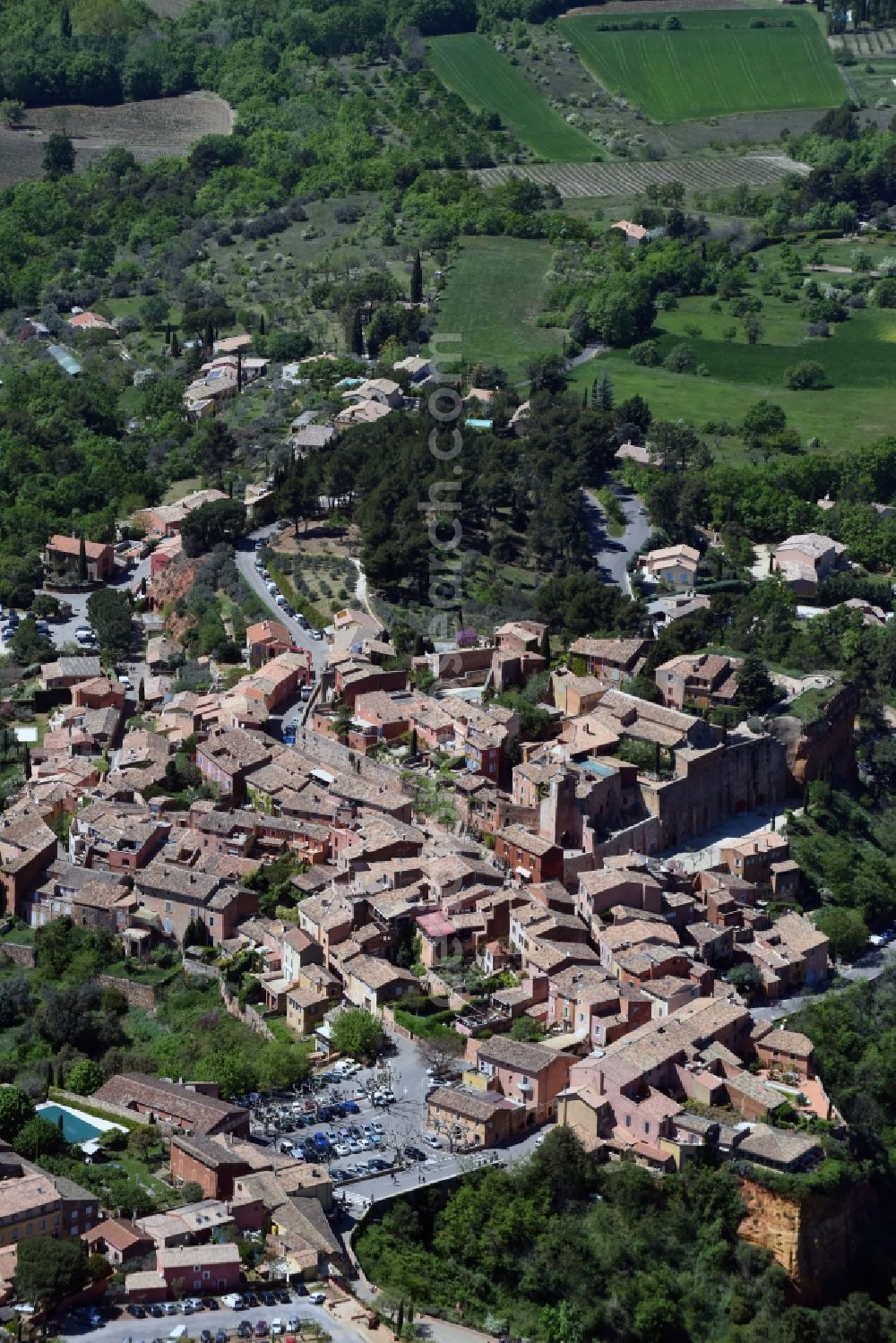 Aerial photograph Roussillon - Town View of the streets and houses of the residential areas in Roussillon in Provence-Alpes-Cote d'Azur, France