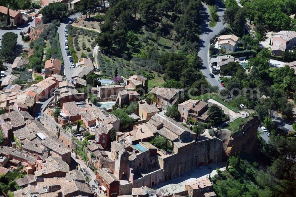 Roussillon from the bird's eye view: Town View of the streets and houses of the residential areas in Roussillon in Provence-Alpes-Cote d'Azur, France