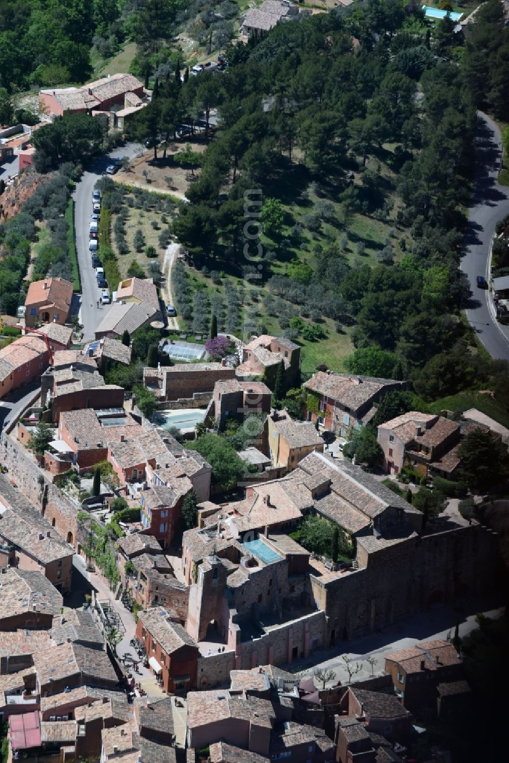 Aerial photograph Roussillon - Town View of the streets and houses of the residential areas in Roussillon in Provence-Alpes-Cote d'Azur, France