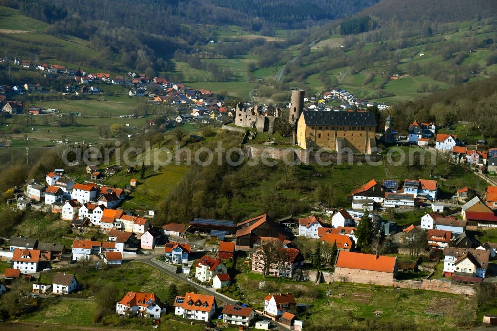 Schwarzenfels from the bird's eye view: View of the streets, houses and the ruins and remains of the walls of the former castle complex of Veste des Ritter Schwarzenfels e.V. in the valley landscape surrounded by mountains in Schwarzenfels in the state of Hesse, Germany