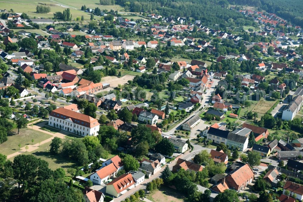 Schönhausen (Elbe) from above - Town View of the streets and houses of the residential areas in Schoenhausen (Elbe) in the state Saxony-Anhalt