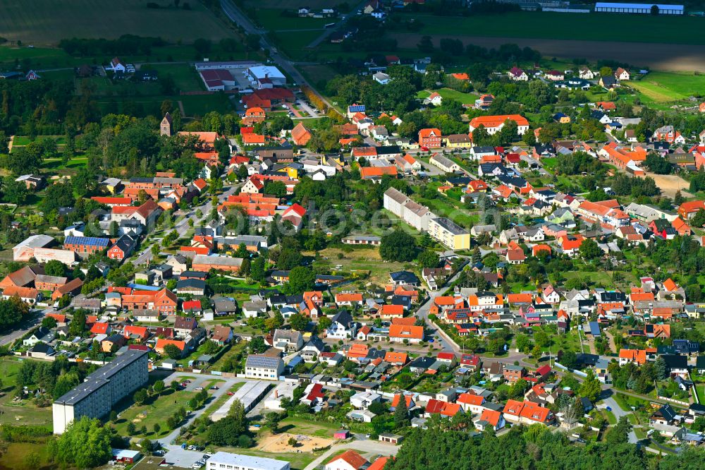 Schönhausen (Elbe) from above - Town View of the streets and houses of the residential areas in Schoenhausen (Elbe) in the state Saxony-Anhalt