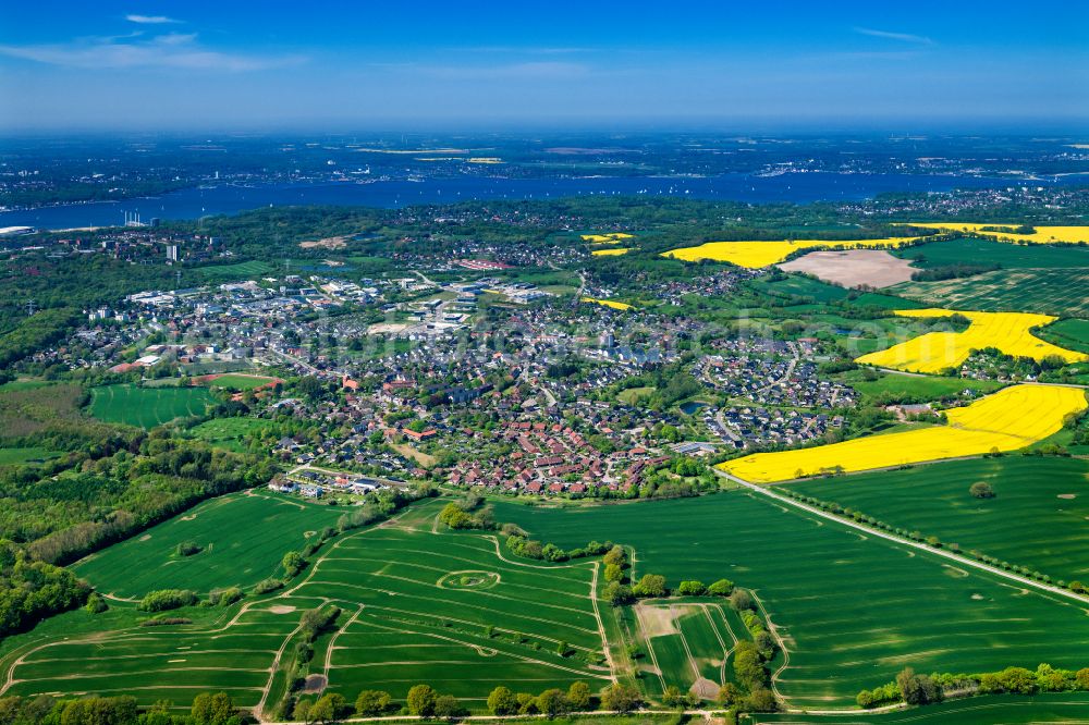 Schönkirchen from the bird's eye view: Town View of the streets and houses of the residential areas in Schoenkirchen in the state Schleswig-Holstein, Germany