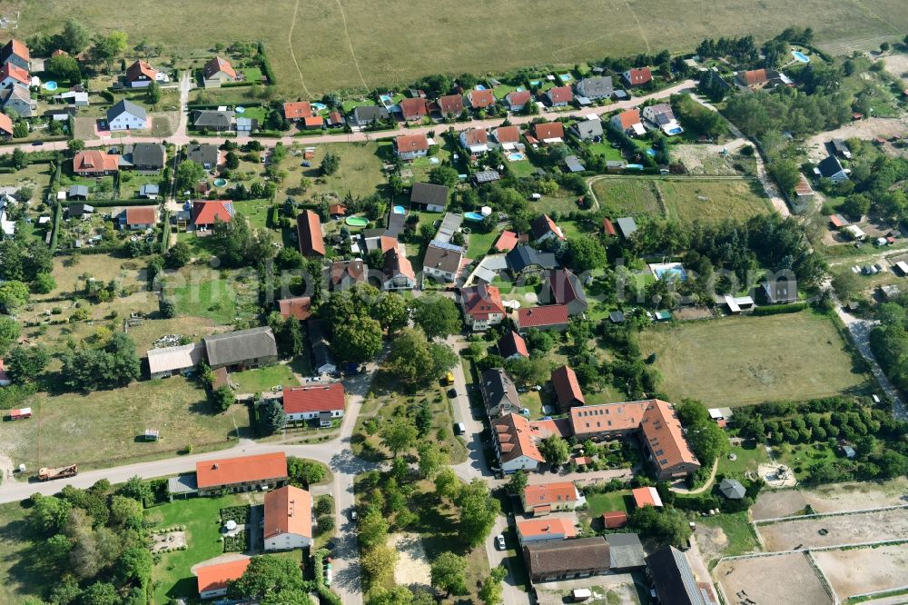 Schönwalde-Glien from the bird's eye view: Town View of the streets and houses of the residential areas along the street Am Anger in Schoenwalde-Glien in the state Brandenburg