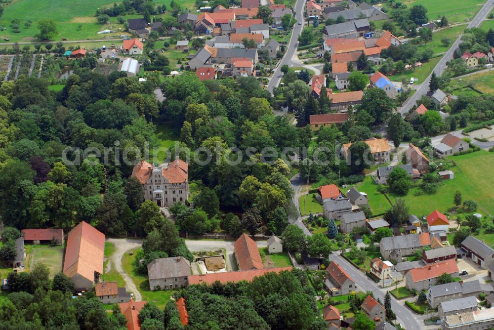 Aerial image Wachau / OT Seifersdorf - Ortsansicht Seifersdorf bei Radeberg mit Blick auf das Schloss Seifersdorf. Seifersdorf ist ein Ortsteil von Wachau und liegt im Landkreis Kamenz in Sachsen. Es ist zu vermuten, dass das Schloss etwa um das Jahr 1100 als feste Burg gegründet und mit Wassergraben und Zugbrücke zu nachhaltiger Verteidigung versehen wurde. Graf Moritz von Brühl (1746 - 1811) und Gemahlin Christina von Brühl (1756 - 1816) wohnten seit ca. 1775 im Rittergut Seifersdorf. Ihr Sohn Carl von Brühl - Generalintendant der Schauspiele in Berlin - ließ 1817 das aus der Renaissance stammende unbewohnbare Wasserschloss nach Plänen vom Baumeister Karl Friedrich Schinkel im neugotischen Stil umbauen. Heute beherbergt das Schloss unter an derem den Kindergarten, Jugendklub, Seniorentreff und das Feuerwehrmuseum. Im großen Saal des Schlosses werden Konzerte aufgeführt und finden Famlienfeiern statt. Der Park ist zum jährlichen Feuerwehrfest Treffpunkt des ganzen Ortes und lädt sonst Besucher und Bürger von Seifersdorf zu entspannenden Spaziergängen ein. Kontakt: Am Schloß, 01454 Wachau