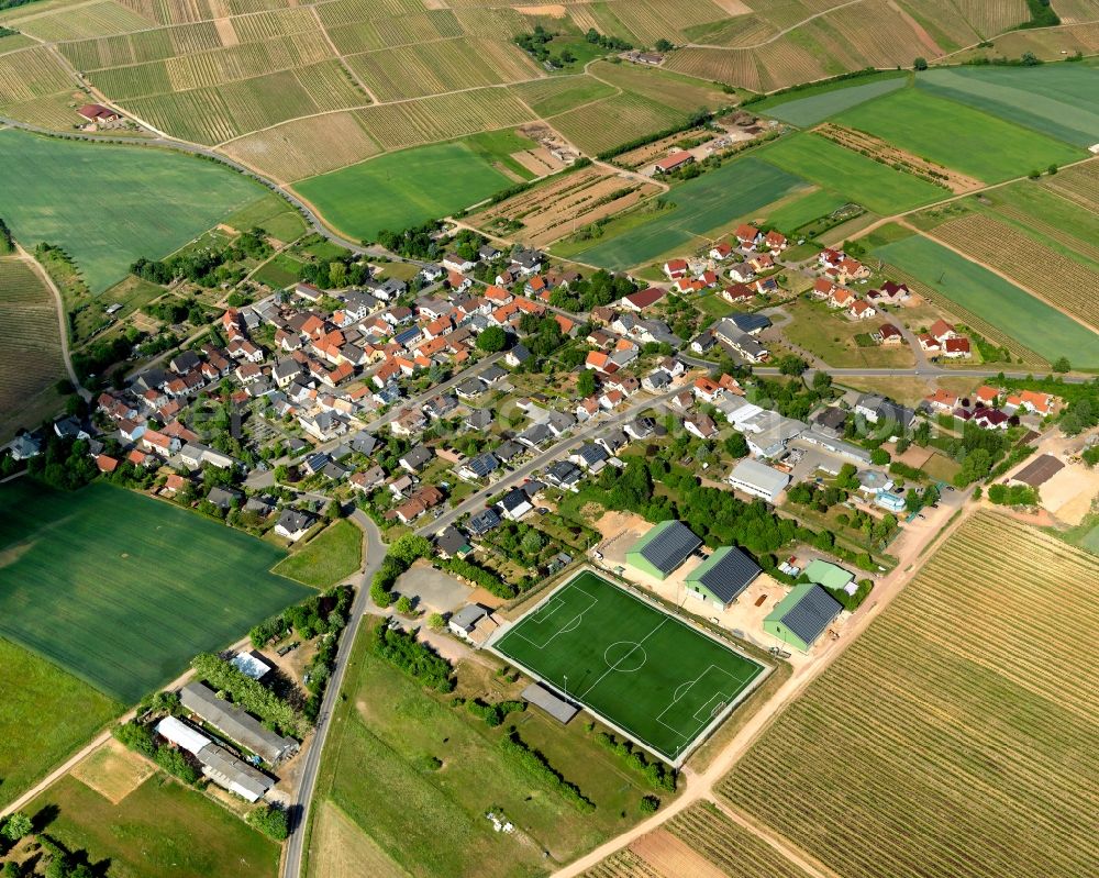 Aerial photograph Sommerloch - View of Sommerloch in the state of Rhineland-Palatinate. Sommerloch is a borough and municipiality in the county district of Bad Kreuznach. It is located amidst vineyards in the Soonwald Forest. It mainly consists of residential buildings and agricultural businesses