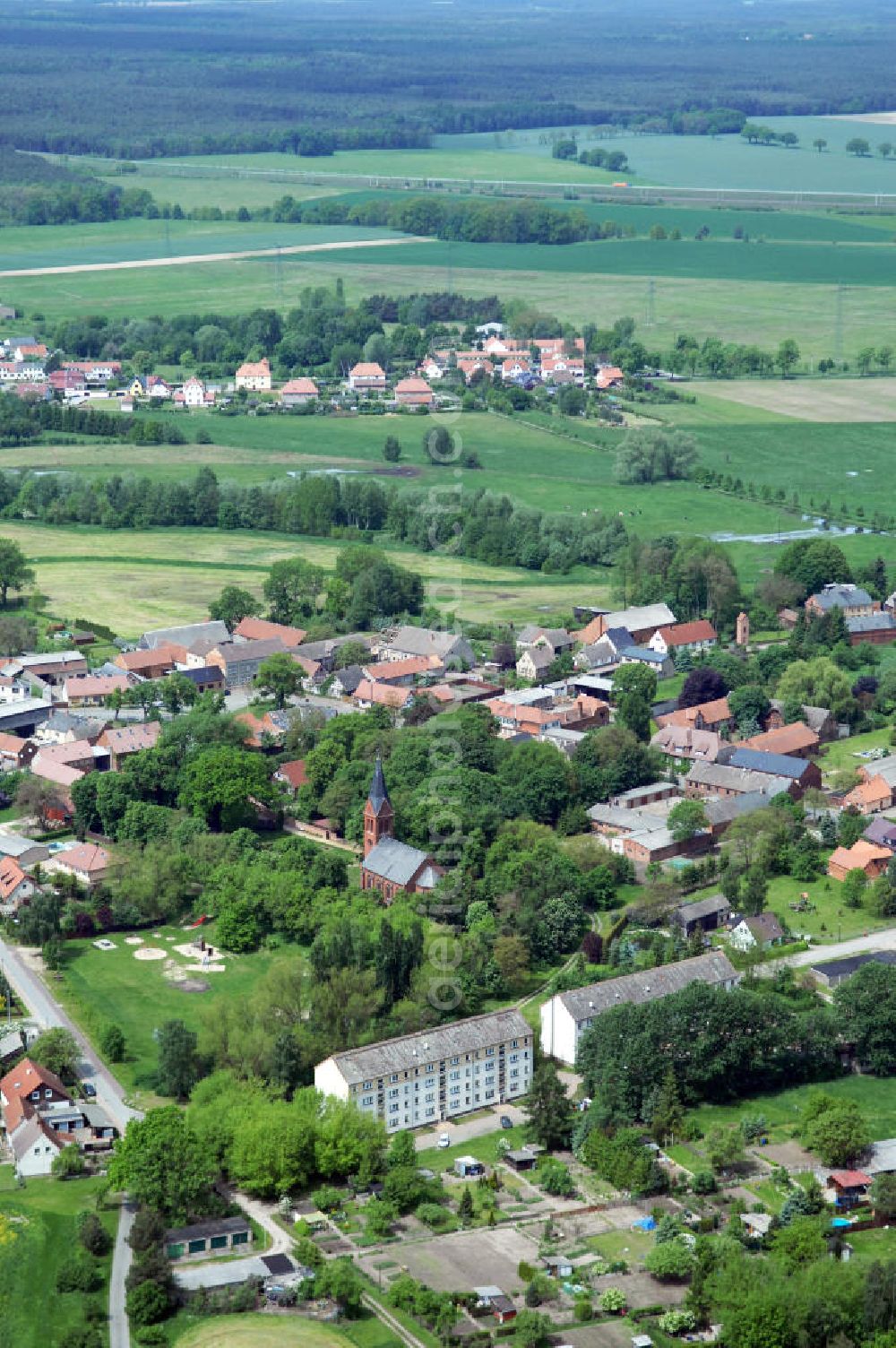 Stendal OT Staats from the bird's eye view: Village scape of Staats with church in Saxony-Anhalt