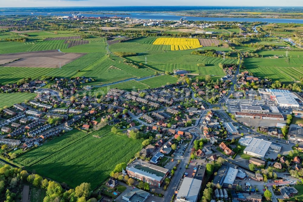 Stade from the bird's eye view: Town View of the streets and houses of the residential areas in Stade Hahle in the state Lower Saxony, Germany