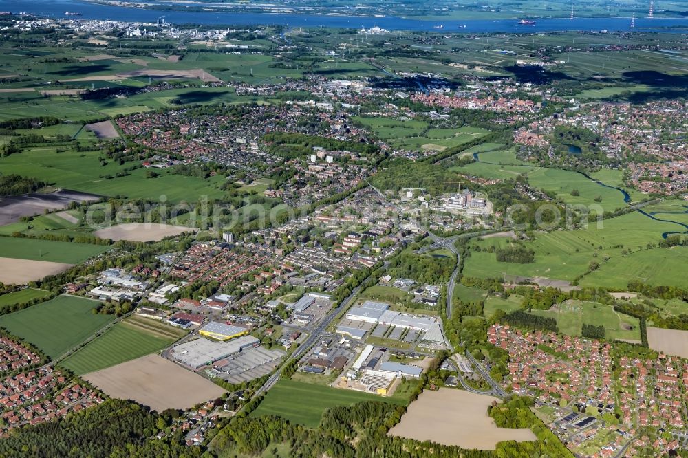 Aerial photograph Stade - Town View of the streets and houses of the residential areas in Stade Hahle in the state Lower Saxony, Germany