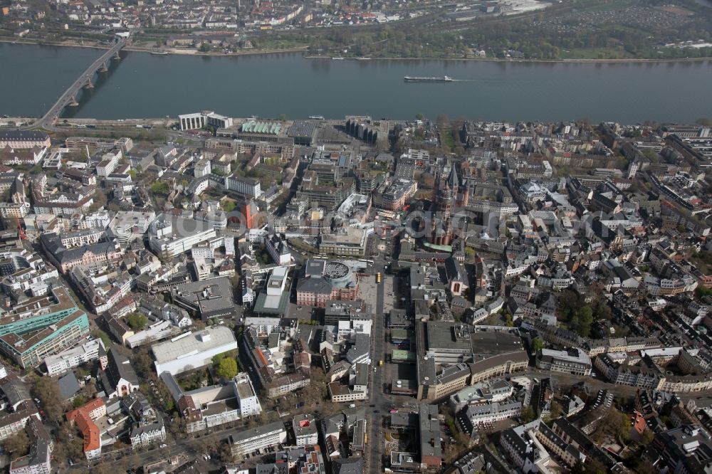 Aerial photograph Mainz Altstadt - View of Mainz in Rhineland-Palatinate. In the middle of the 1000-year-old cathedral Sankt Martin