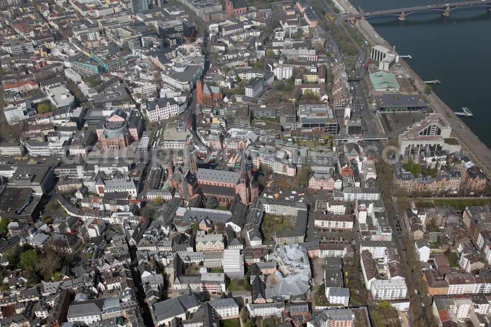 Mainz Altstadt from the bird's eye view: View of Mainz in Rhineland-Palatinate. In the middle of the 1000-year-old cathedral Sankt Martin