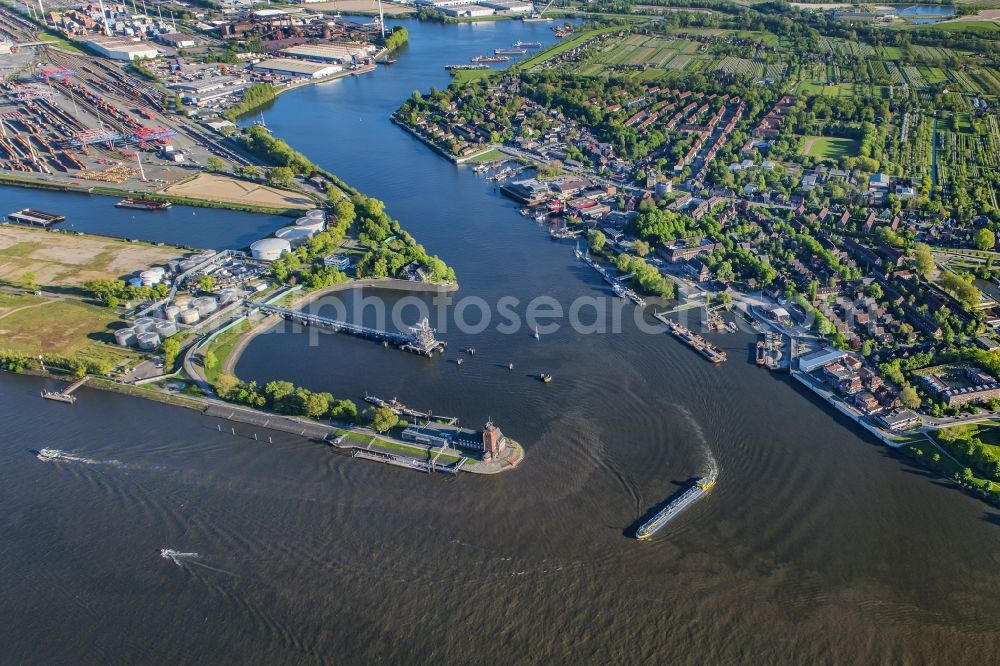 Aerial image Hamburg - Town View of the streets and houses of the residential areas in the city district Finkenwerder by the river- side of Elbe in Hamburg in Germany