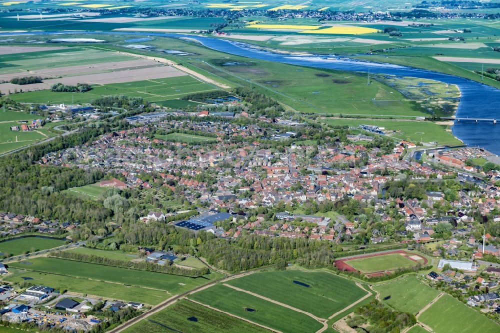 Aerial image Tönning - Town view of the streets and houses of the residential areas in Toenning an der Eider in the state Schleswig-Holstein, Germany