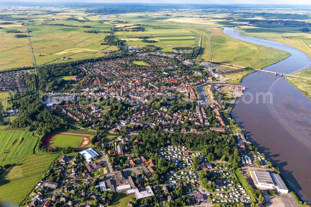 Aerial image Tönning - Town view of the streets and houses of the residential areas in Toenning an der Eider in the state Schleswig-Holstein, Germany