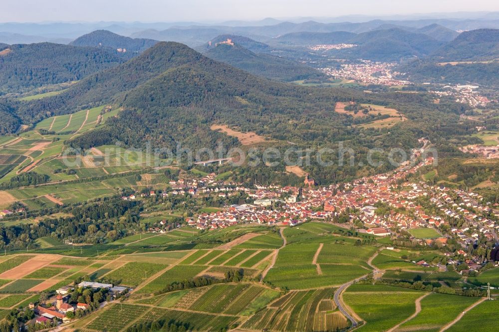 Albersweiler from the bird's eye view: Location view of the streets and houses of residential areas in the Queich valley landscape surrounded by mountains in Albersweiler in the state Rhineland-Palatinate, Germany