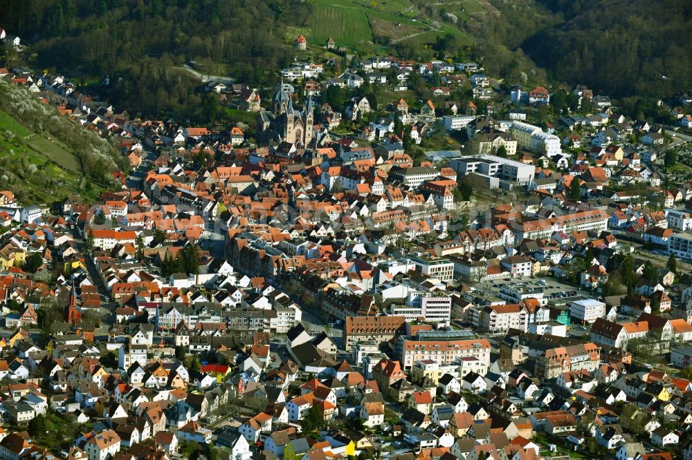 Aerial photograph Heppenheim (Bergstraße) - Location view of the streets and houses of residential areas in the valley landscape surrounded by mountains in Heppenheim (Bergstrasse) in the state Hesse, Germany