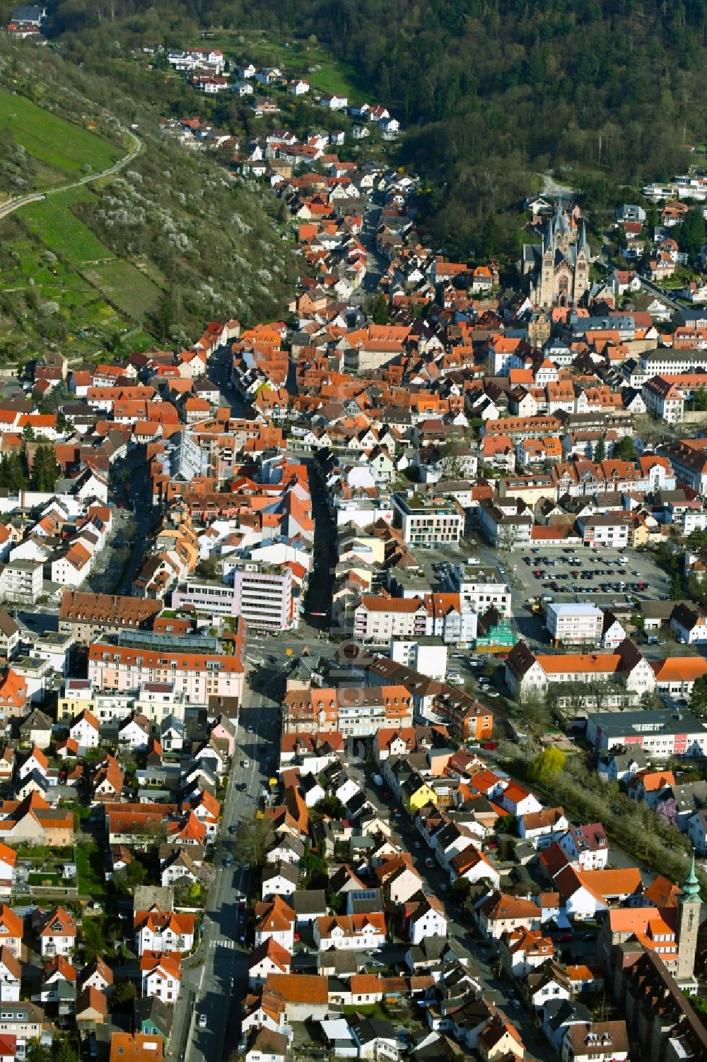 Heppenheim (Bergstraße) from the bird's eye view: Location view of the streets and houses of residential areas in the valley landscape surrounded by mountains in Heppenheim (Bergstrasse) in the state Hesse, Germany