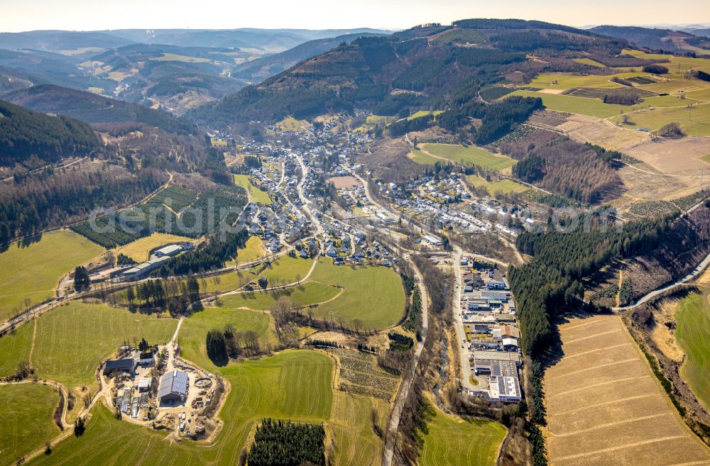 Heringhausen from the bird's eye view: Location view of the streets and houses of residential areas in the valley landscape surrounded by mountains in Heringhausen at Sauerland in the state North Rhine-Westphalia, Germany