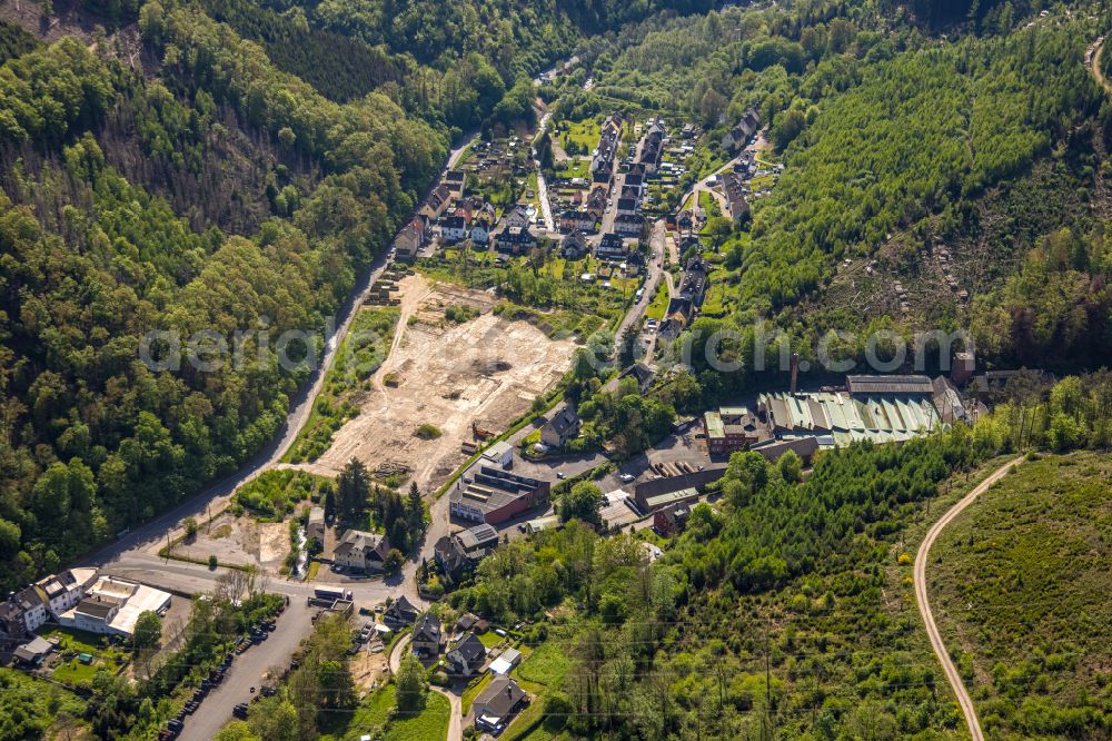 Aerial photograph Nahmer - Location view of the streets and houses of residential areas in the valley landscape surrounded by mountains in Nahmer at Ruhrgebiet in the state North Rhine-Westphalia, Germany