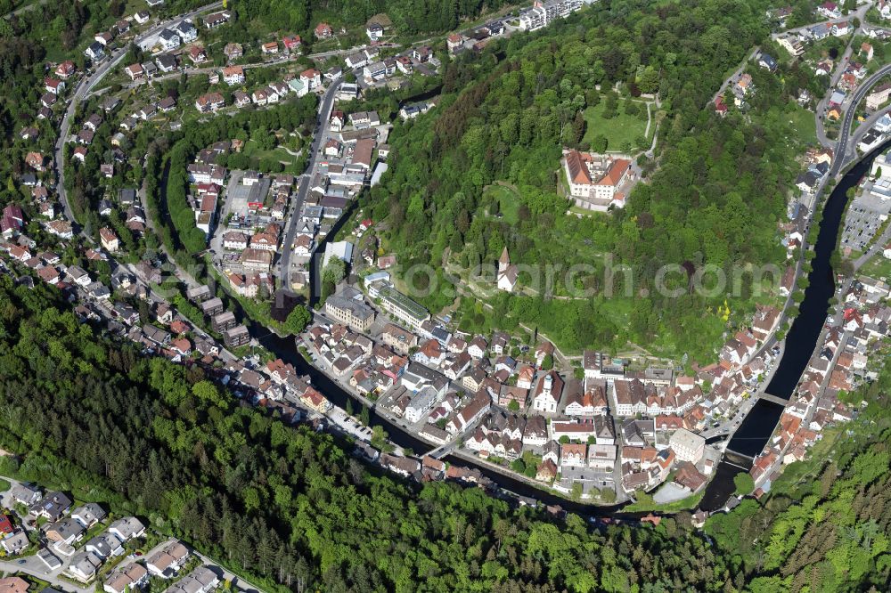 Aerial photograph Neuenbürg - Location view of the streets and houses of residential areas in the valley landscape surrounded by mountains in Neuenbuerg in the state Baden-Wuerttemberg, Germany