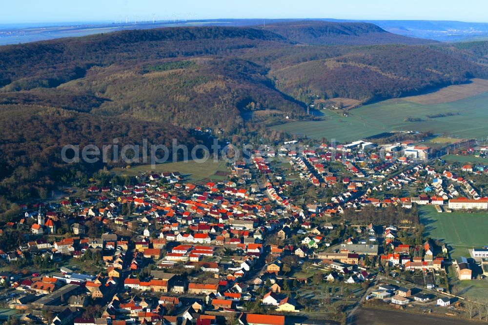 Aerial photograph Oldisleben - Location view of the streets and houses of residential areas in the valley landscape surrounded by mountains in Oldisleben in the state Thuringia, Germany