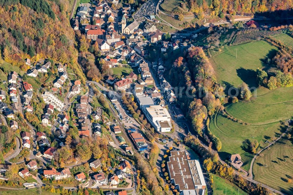 Aerial photograph Bad Peterstal-Griesbach - Location view of the streets and houses of residential areas in the valley landscape surrounded by mountains in Bad Peterstal-Griesbach in the state Baden-Wuerttemberg, Germany