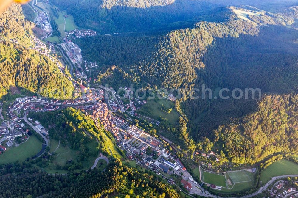 Schiltach from the bird's eye view: Location view of the streets and houses of residential areas in the valley landscape surrounded by mountains in Schiltach in the state Baden-Wurttemberg, Germany