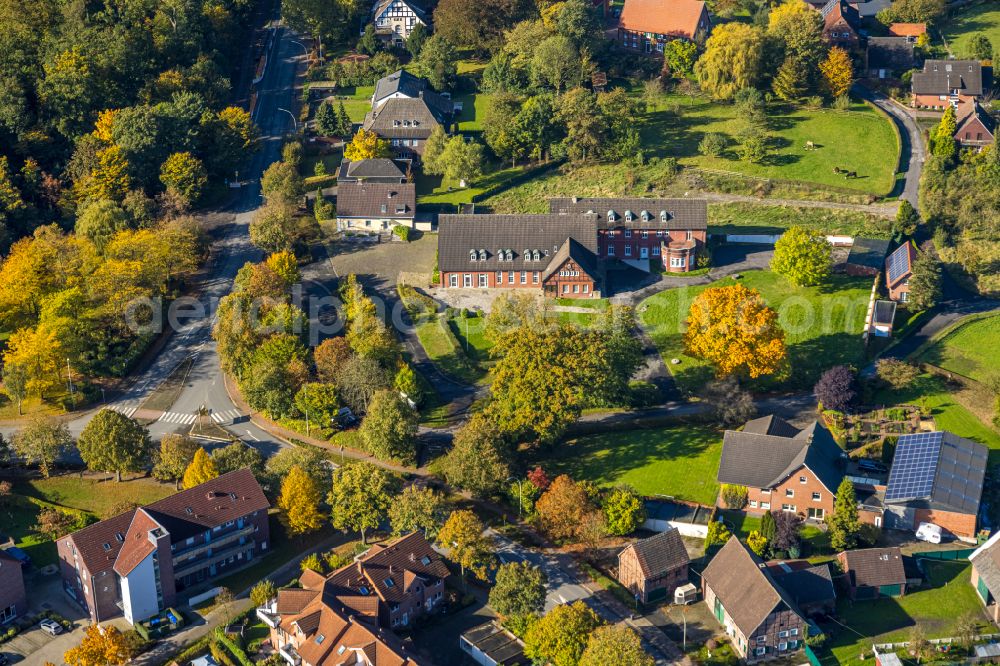 Cappenberg from the bird's eye view: Town view of the streets and houses of the residential areas in the area of Rosenstrasse and Teich in Cappenberg in the state North Rhine-Westphalia, Germany