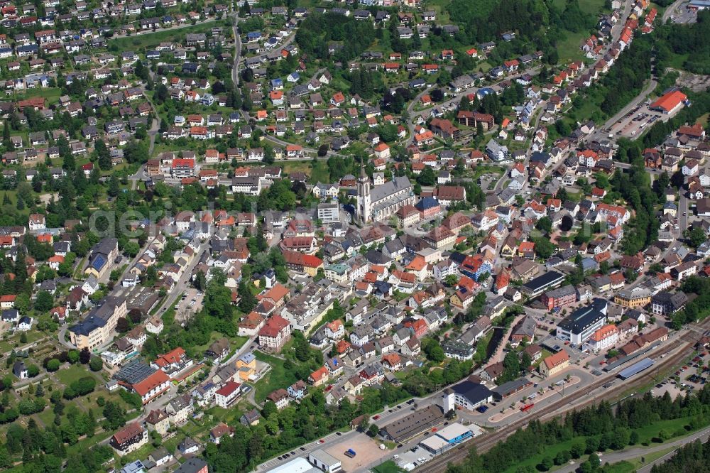 Titisee-Neustadt from the bird's eye view: Town view of the streets and houses of the residential areas and the Train Station in Titisee-Neustadt in the state Baden-Wuerttemberg