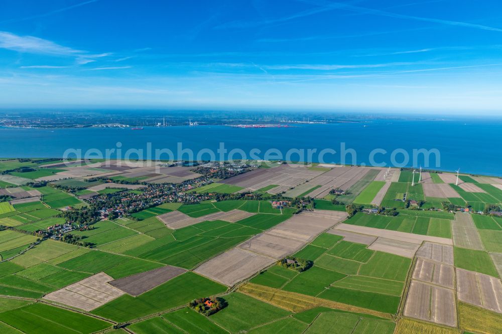 Butjadingen from the bird's eye view: Town view of the streets and houses of the residential areas of Tossens in Butjadingen in the state Lower Saxony, Germany