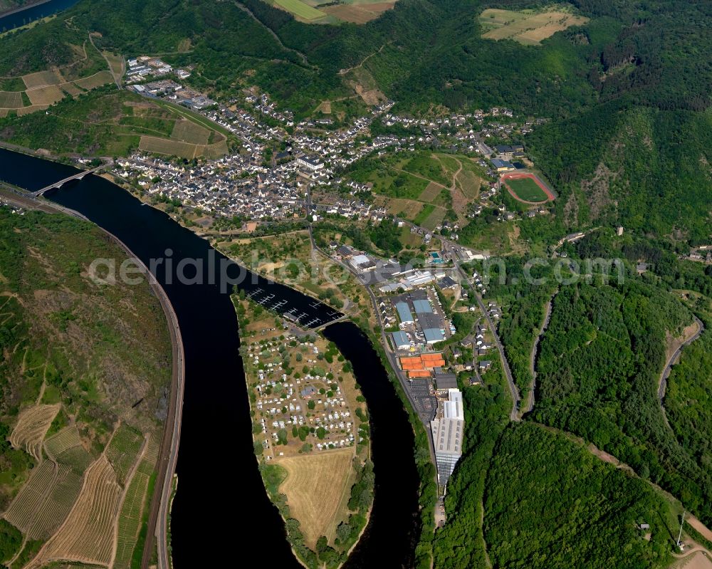 Treis-Karden from the bird's eye view: View of Treis-Karden and its island in the river Mosel in the state of Rhineland-Palatinate. The official spa town and wine-growing town is part of the Cochem-Zell county district and is located in a bend of the river. It includes the island in the river which is home to the camping site Mosel Islands