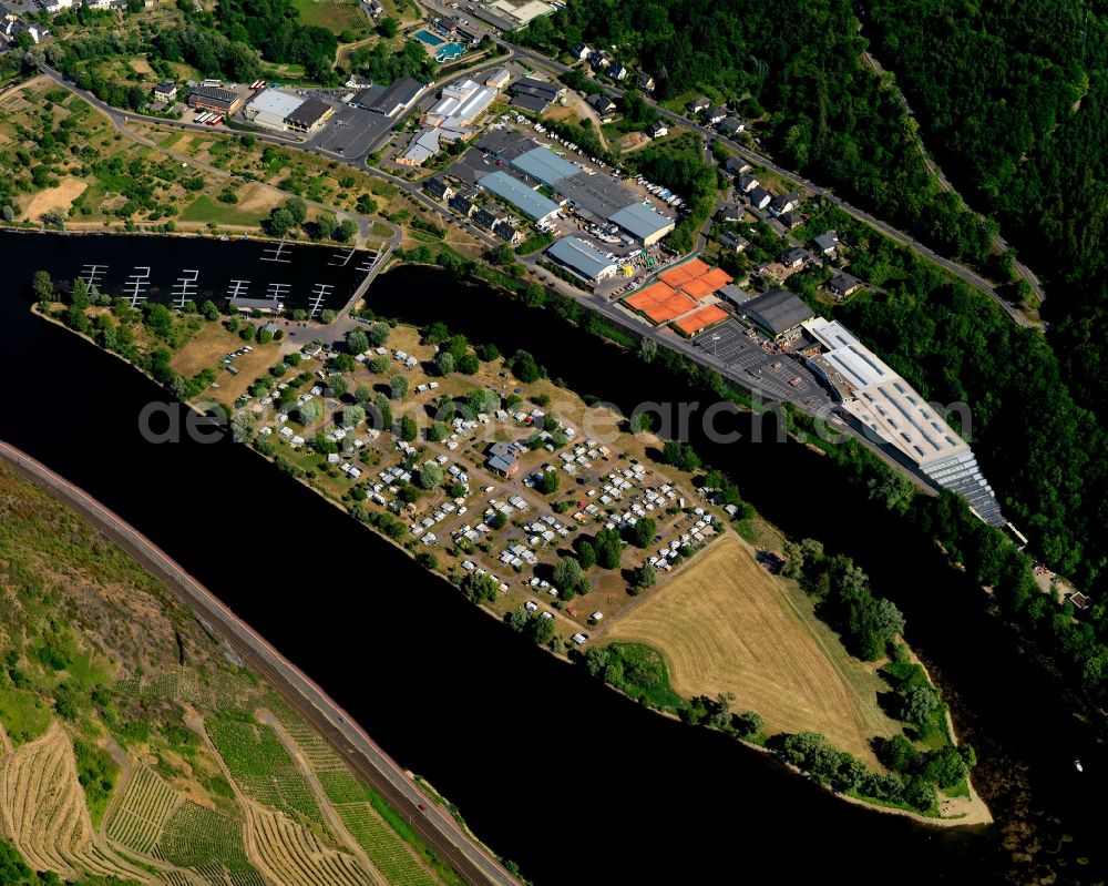 Aerial photograph Treis-Karden - View of Treis-Karden and its island in the river Mosel in the state of Rhineland-Palatinate. The official spa town and wine-growing town is part of the Cochem-Zell county district and is located in a bend of the river. It includes the island in the river which is home to the camping site Mosel Islands