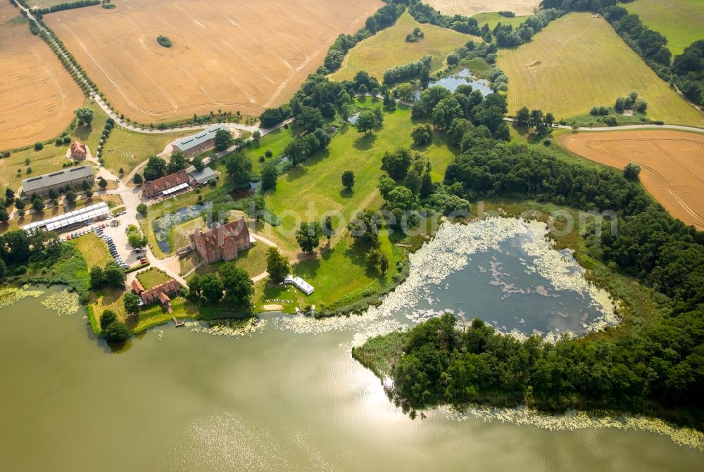 Schwinkendorf from the bird's eye view: Town View of the streets and houses of Ulrichshusen with the hotel castle Ulrichshusen and the Ulrichshuser Lahne at Seestreet in Schwinkendorf in the state Mecklenburg - Western Pomerania